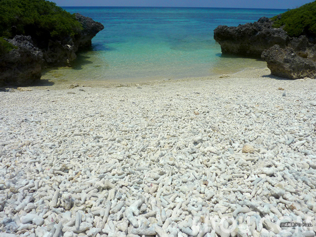 正真正銘サンゴビーチ！波照間島の毛崎はビーチ全部が珊瑚の殻