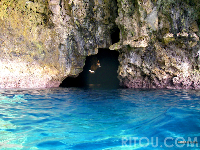 片道150m!泳げば自力で行ける沖縄・真栄田岬の「青の洞窟」